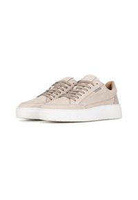 Sneaker in suede beige con suole in gomma bianca, dotati di punte arrotondate, lacci tono su tono e un sottile dettaglio del logo laterale. Texture liscia in tutto il modello.