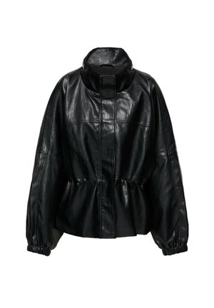 Veste noire en simili cuir avec col montant, taille et poignets élastiques, fermeture éclair frontale cachée par un rabat et manches longues.