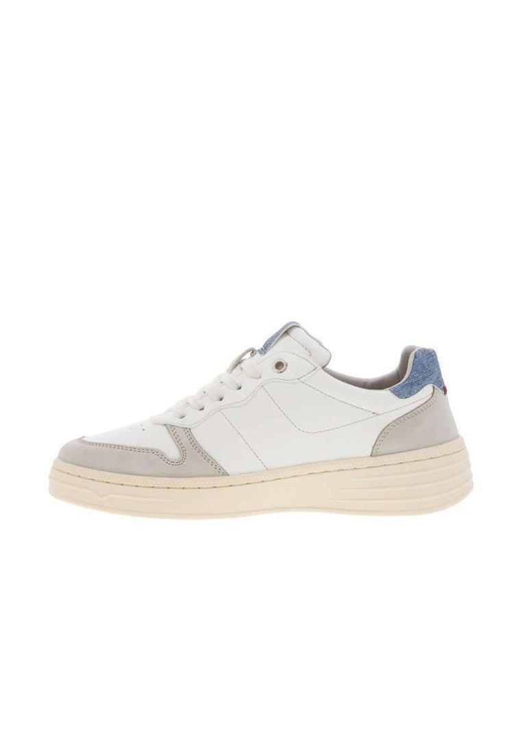 Scarpa da ginnastica bianca e grigia con tomaia in pelle testurizzata, punta arrotondata e suola in gomma leggermente elevata. Accento in denim blu sul tallone.
