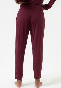 Bordeaux pyjamabroek van zachte stof, met een recht gesneden ontwerp, elastische tailleband en minimalistische stijl.