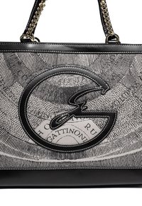 Borsa designer nera e grigia con grande logo "G" cucito, tracolla in catena e pelle, e sfondo con motivo testurizzato intricato.