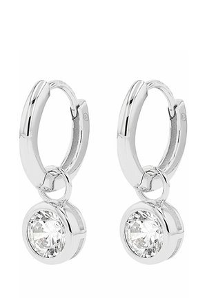 Paire de boucles d’oreilles créoles en argent, chacune avec un pendentif unique en pierre précieuse ronde et claire suspendu au cercle.