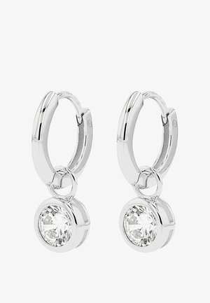 Paire de boucles d’oreilles créoles en argent, chacune avec un pendentif unique en pierre précieuse ronde et claire suspendu au cercle.