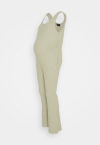 Macacão de maternidade em tecido canelado verde suave, com um corte descontraído, perna larga, alças duplas e bolsos laterais.