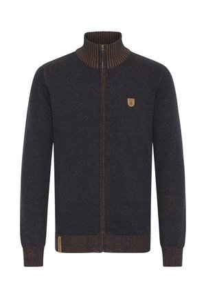 Marinblå ziptröja med texturerad ribbad krage, med orange inslag och en liten logotyp på bröstet.