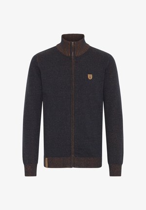 Sweater zippé bleu marine avec un col côtelé texturé, agrémenté de nuances orange et d'un petit logo sur la poitrine.