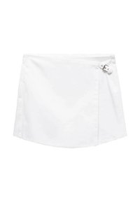 Witte mini rok met een gladde textuur,Featuring een diagonale ontwerp en metalen hardwareaccent aan de zijkant voor sluiting.