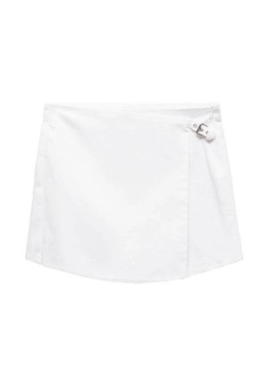 Weißer Minirock mit glatter Textur, der ein diagonales Design aufweist und einen metallischen Hardwareakzent an der Seite zur Befestigung hat.
