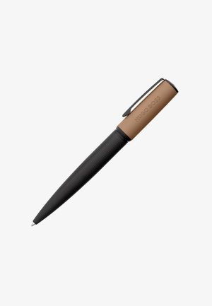 Kuglepen med tekstureret sort tønde og brun hætte med præget "HUGO BOSS" samt sort clips.