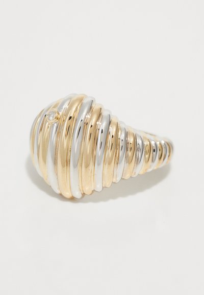 Kuld- ja hõbedane sooneline koonuskujuline sõrmus, millel on väike teemandi aksent, sujuva metallilise tekstuuri ja vahelduvate värvibändidega.