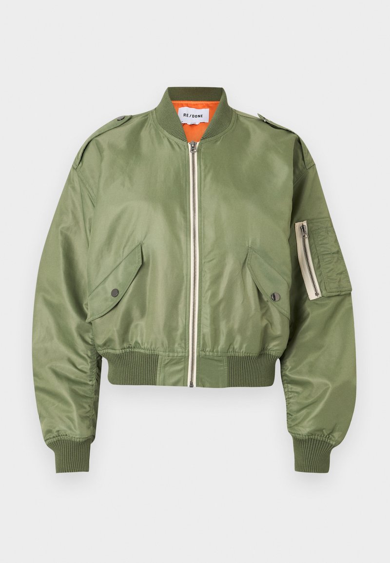 Blouson aviateur vert olive avec fermeture éclair à l'avant, deux poches à rabat avec bouton-pression, poignets et ourlet côtelés, et poche zippée sur la manche gauche, doublure orange.