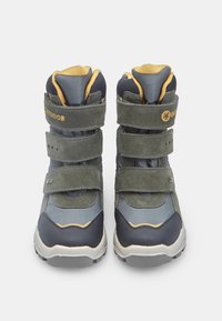 Botas de exterior en verde y marino con material de ante y malla, que cuentan con tiras de Velcro, cuellos acolchados y una suela de goma texturizada.