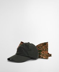 Boné de beisebol verde escuro com aba curva, apresentando um patch de logotipo bordado. Acompanhado por um lenço estampado em verde, laranja e bege.