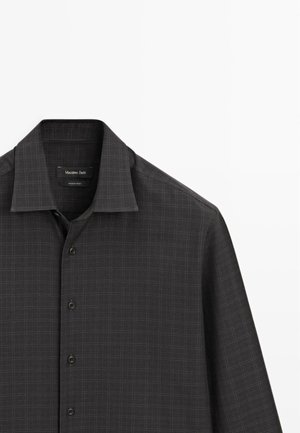 Donkergrijze geruite blouse met een knoopsluiting aan de voorkant, een gespreide kraag en lange mouwen. Gemaakt van een lichtgewicht stof met een gladde textuur.
