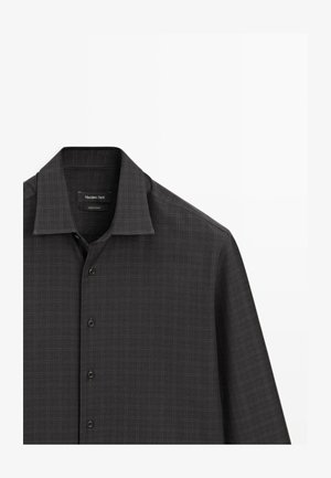 Ciemnoszara koszula w kratkę z guzikami z przodu, z kołnierzem typu spread i długimi rękawami. Wykonana z lekkiego materiału o gładkiej fakturze.