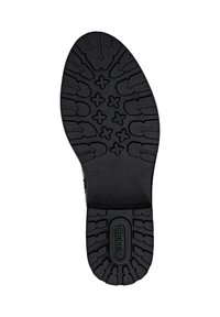 Suola di scarpa in gomma nera con un motivo di grip testurizzato, presenta forme circolari e incrociate, bordi lisci e logo del marchio in rilievo.