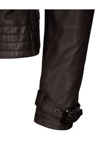 Schwarzer Lederjackenärmel mit strukturierter Oberfläche, ausgestattet mit einem Gürtel und metallenen Hardware-Akzenten, gerippte Details in der Nähe des Ellenbogens.