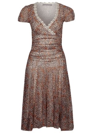 Robe imprimé animal marron et beige avec manches courtes bouffantes, décolleté en V orné de dentelle blanche à motif floral, et taille froncée.