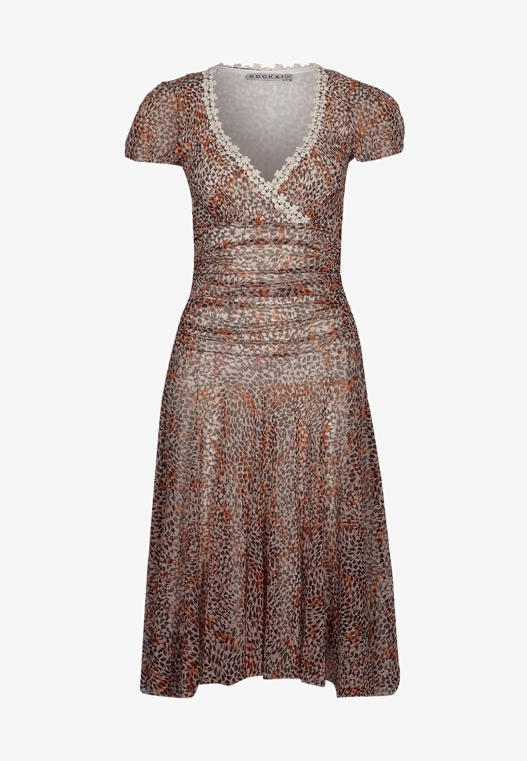 Robe imprimé animal marron et beige avec manches courtes bouffantes, décolleté en V orné de dentelle blanche à motif floral, et taille froncée.