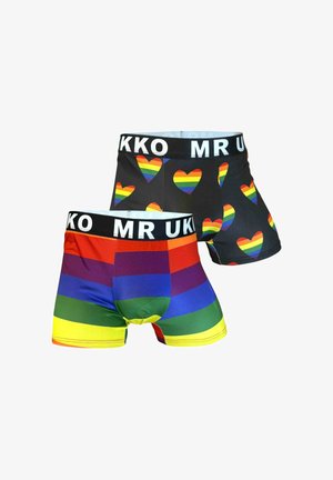 Majtki typu boxer z dwoma wzorami: jeden z poziomymi tęczowymi paskami, a drugi z czarnym materiałem i tęczowymi wzorami serc.