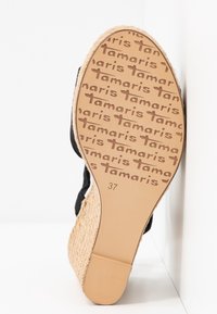 Semelle d'une sandale compensée avec motif logo "tamaris", taille 37, et talon enveloppé tressé style jute.