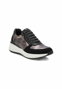 Zapatilla negra y gris metálico con parte superior de cuero suave, cordones de tela texturizada, entresuela blanca y detalle de cremallera lateral.