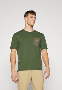 Patagonia DAILY POCKET TEE - Paprasti marškinėliai - torrey pine green