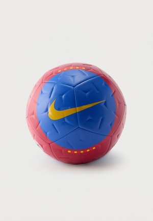 Futbalová lopta s červenými a modrými panelmi, textúrovaným povrchom a žltým logom Nike v strede.