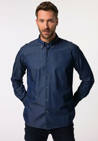 Donkerblauwe denim overhemd met een button-down kraag, lange mouwen en knoopsluiting aan de voorkant. Glad van textuur met een getailleerd ontwerp.