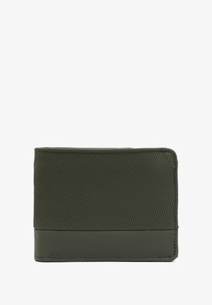 Rechthoekige donkergroene portemonnee met een getextureerd bovenste gedeelte en een gladde onderste band, zichtbare stiksels langs de randen, op een witte achtergrond.