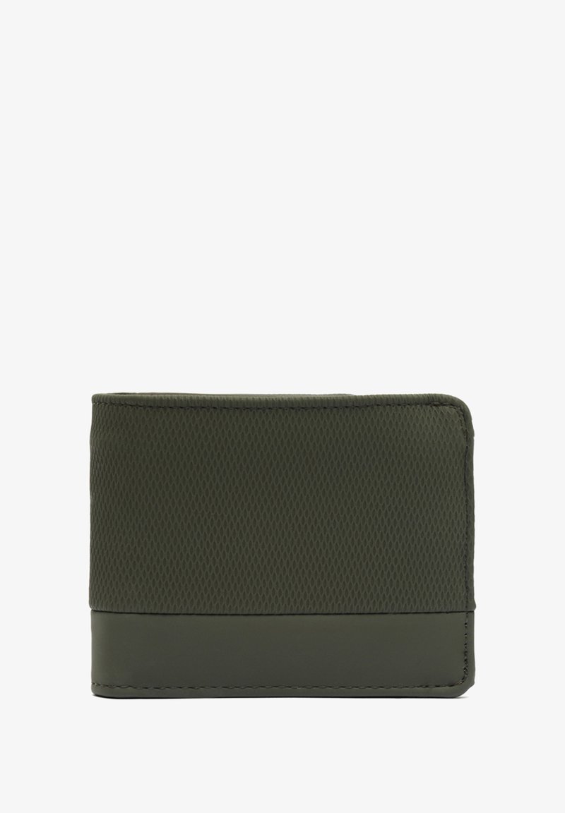 Portefeuille rectangulaire vert foncé avec une section supérieure texturée et une bande inférieure lisse, couture visible le long des bords, sur fond blanc.