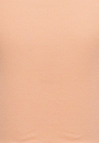 Débardeur côtelé pêche en tissu doux, doté d'un design ajusté avec une surface texturée et de fines bretelles.