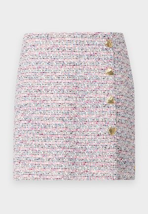 Roze en veelkleurige gestructureerde mini-jurk met gouden hartvormige accenten aan de linkerzijde en een rechte snit.