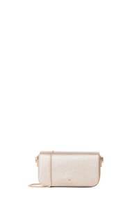 Borsa a mano metallizzata oro con texture liscia, tracolla a catena e chiusura a patta. Presenta un discreto dettaglio del logo sulla parte anteriore.