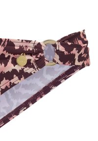 Haut de bikini présentant un imprimé animal violet et rose avec un détail en métal circulaire doré et un design de tissu froncé. Texture lisse.