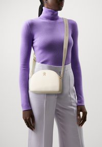 Tommy Hilfiger FRESH CAMERA BAG - Ülerinna-kott - classic beige