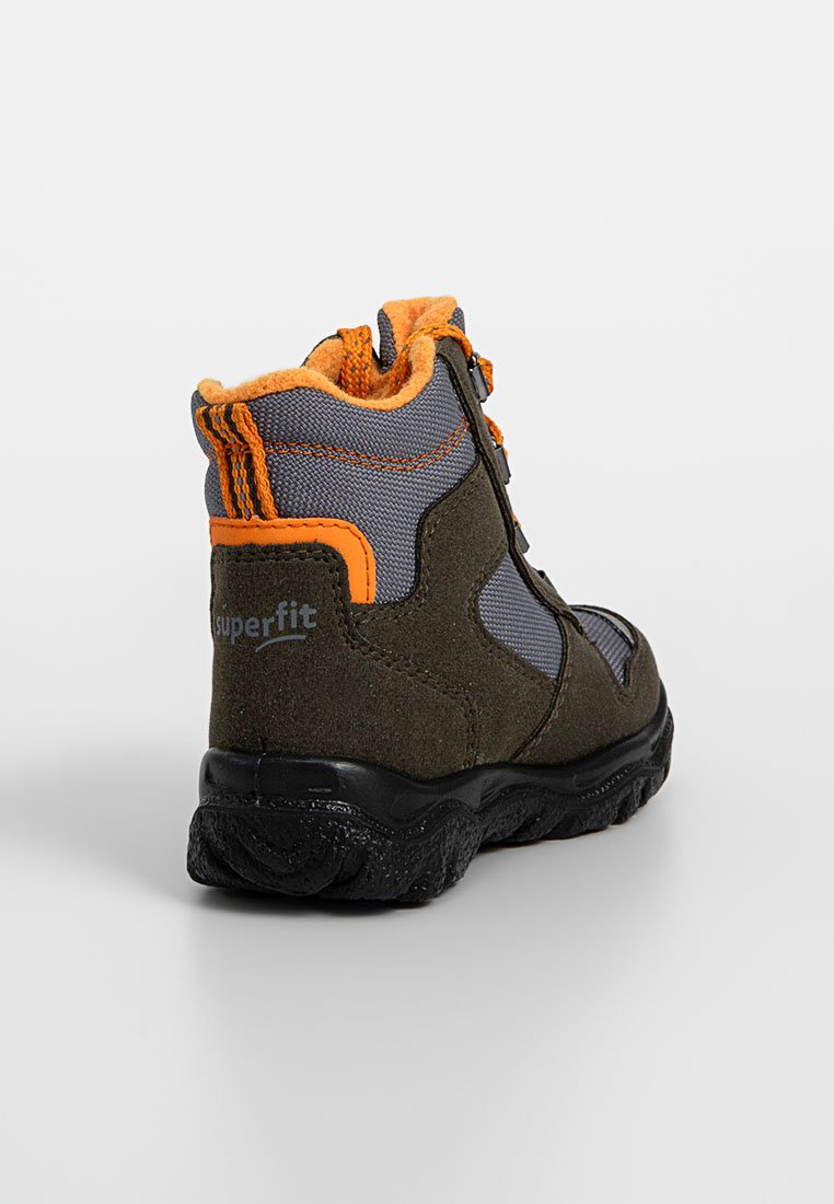 Grüne und graue Wanderstiefel mit orangefarbenen Akzenten, strukturiertem Stoff und Gummisohle, ausgestattet mit einem Schnürverschluss und einem gepolsterten Kragen für zusätzlichen Komfort.