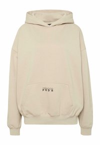 Beežipruun kapuutsiga pusa, millel on ees tasku, soonikkoes varrukasääred ja nööriga kapuuts. Eesmist taskuala katab tekst „PECADOR PGDR“.