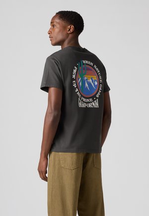 Levi's® RELAXED FIT TEE - Trükipildiga T-särk - pirate black