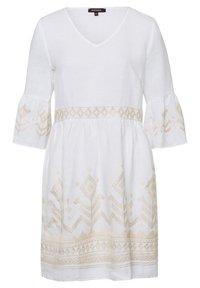 Vestido blanco con cuello en V y mangas acampanadas de tres cuartos, bordado geométrico beige alrededor de la cintura, los puños y el dobladillo.