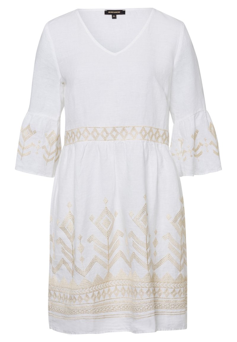 Vestido blanco con cuello en V y mangas acampanadas de tres cuartos, bordado geométrico beige alrededor de la cintura, los puños y el dobladillo.