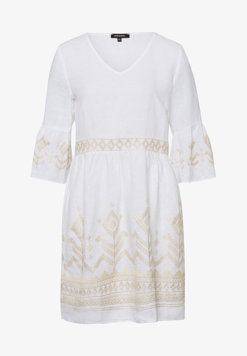 Vestido blanco con cuello en V y mangas acampanadas de tres cuartos, bordado geométrico beige alrededor de la cintura, los puños y el dobladillo.