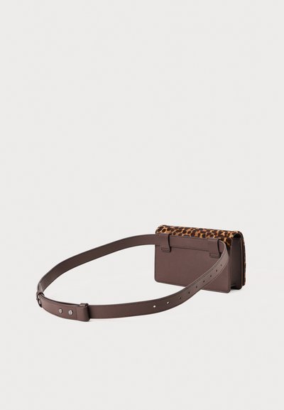 Borsa in pelle marrone con alette a stampa leopardata. Caratterizzata da una forma piatta, tracolla regolabile e hardware minimale. Decorazione testurizzata sulla parte superiore.