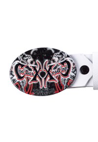 Ceinture en cuir blanc avec une grande boucle ovale noire et rouge représentant un crâne et un logo de groupe, des motifs complexes et une finition glossy.