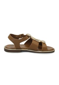 Sandalo in pelle marrone con tre fasce larghe, dettagli circolari dorati, e suola piatta. Chiusura a fibbia regolabile sulla cinghia alla caviglia.