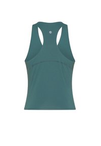 Camiseta deportiva sin mangas de color verde azulado con diseño de espalda de corredor y un pequeño logo circular centrado cerca del escote en la parte trasera.