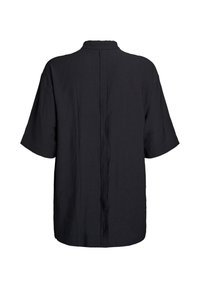 Schwarzes, kurzärmliges Hemd mit Kragen, ausgestattet mit einer Mittelnaht und einem geraden Schnitt, gefertigt aus einem strukturierten, leichten Stoff.