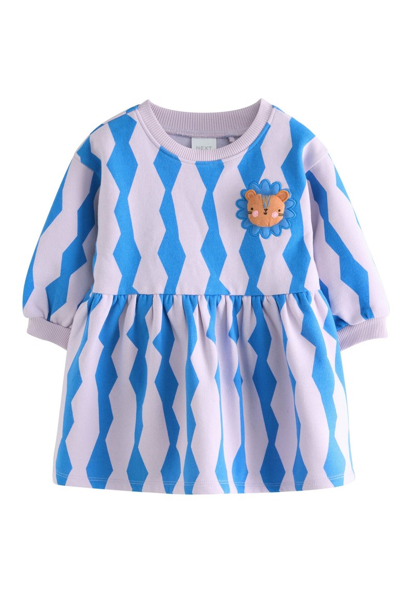 Svjetloljubičasta haljina s plavim cik-cak uzorcima, s nabranim strukom i napuhanih rukava. Na prednjoj strani nalazila se izvezena glavom lava.