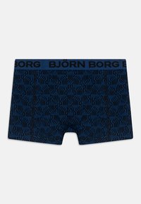 Kék boxer alsó gépi fekete mintával, elasztikus derékpánttal, rajta „BJÖRN BORG” felirattal fekete színben, valamint puha szövettextúrával.
