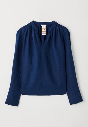 Marineblå langermet bluse i lett materiale, med V-hals og rynkede detaljer på skuldrene og mansjettene.